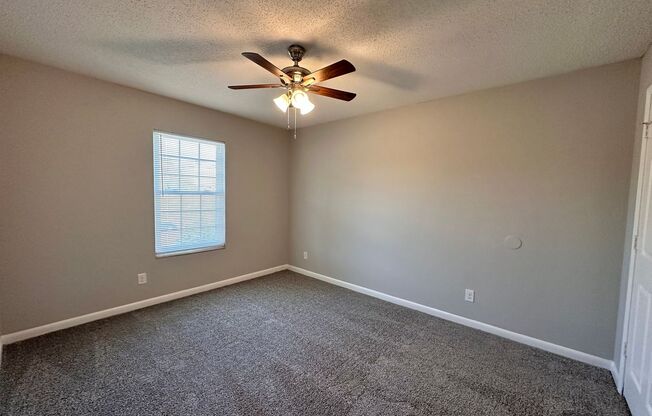 3 beds, 1 bath, 820 sqft, $1,398, Unit 231w