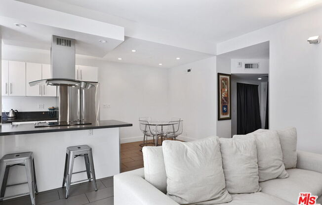 2 beds, 2 baths, 1,009 sqft, $3,500, Unit 414