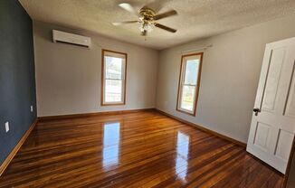 NW Newly remodeled 1 bedroom 1 bath duplex with washer/dryer