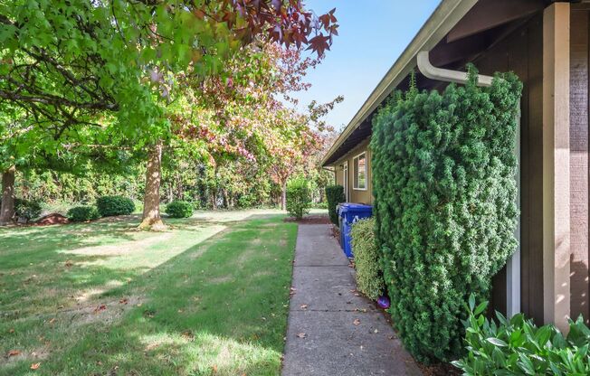 MOVE IN READY NOW! Normandy Park 1 level 2 bed 1 bath duplex on Olympia's west side.