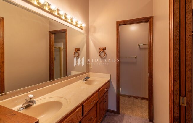 2 beds, 2 baths, $1,600