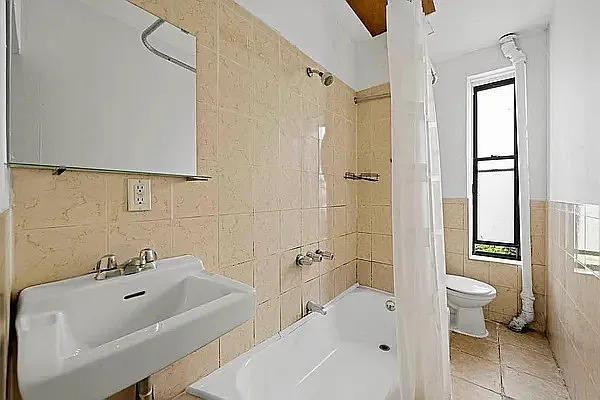 402 E 69 ST