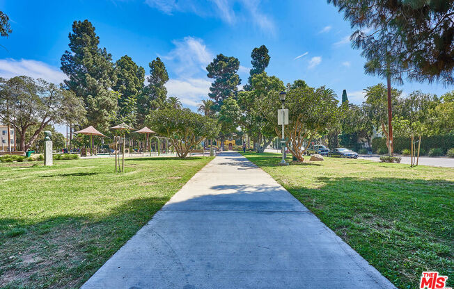 865 S LUCERNE BLVD