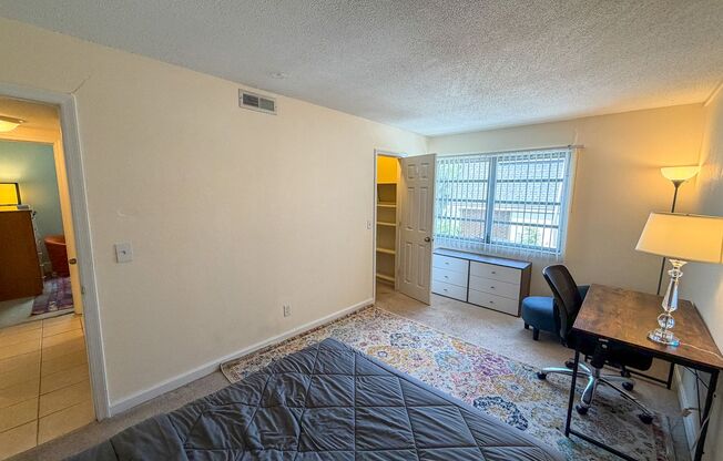 2 beds, 1 bath, $1,200, Unit Unit J-22