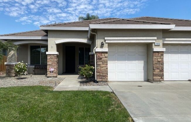 Nice and Spacious home in Great North West Visalia neighborhood off of County Center and Ferguson