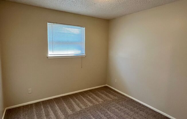 3 beds, 1 bath, $1,095