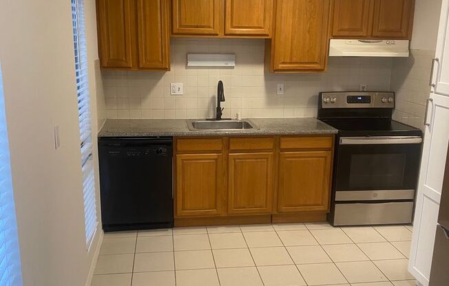 2 beds, 2 baths, $2,295, Unit unit 101