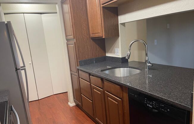 Cozy 2bd Condo in Overlake!