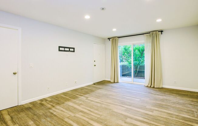 Discover this well-appointed 2-bedroom, 2-bath condo in Lake Forest