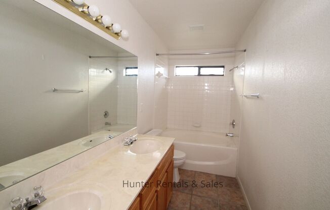 3 beds, 2 baths, $1,100, Unit Unit B