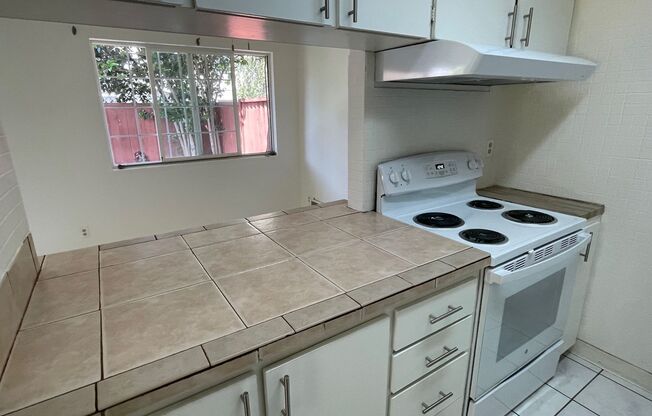 Spacious 2 Bedroom, 1 Bath Apartment w/ 1 Car Covered parking and onsite laundry