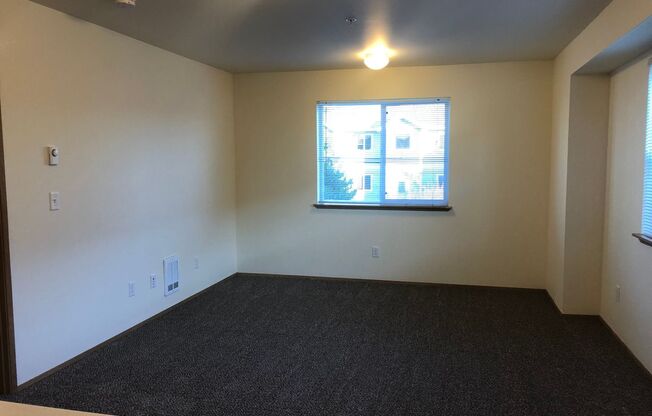 1 bed, 1 bath, 650 sqft, $1,300