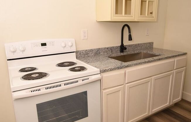 1 bed, 1 bath, $730, Unit Unit 13