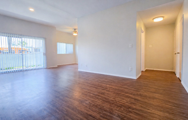 3 beds, 2 baths, 1,350 sqft, $2,898, Unit 33