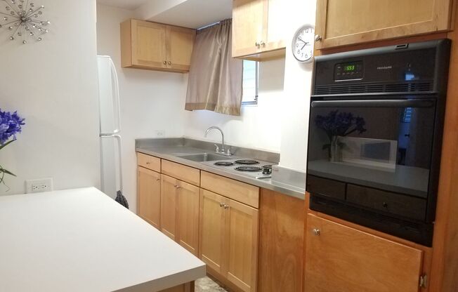 Near Waikiki Beach. Window AC. Near Public Transportation