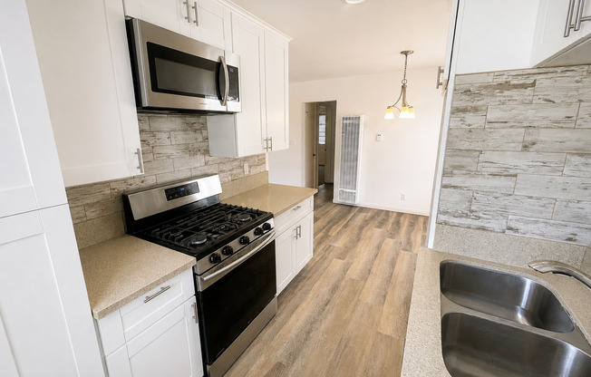 2 beds, 1 bath, $2,500, Unit 110