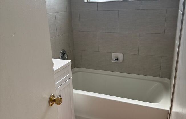 2 beds, 1 bath, 900 sqft, $2,100, Unit #5