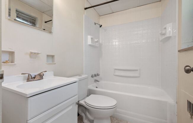 1 bed, 1 bath, $1,000, Unit 201