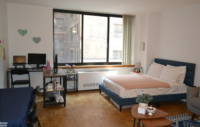 250 W 89 ST