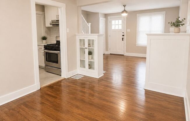 *** Mt. Lebanon Duplex for Rent with Front and Back Porch * Pet Friendly Apartment * Walk to the T * Renovated ***