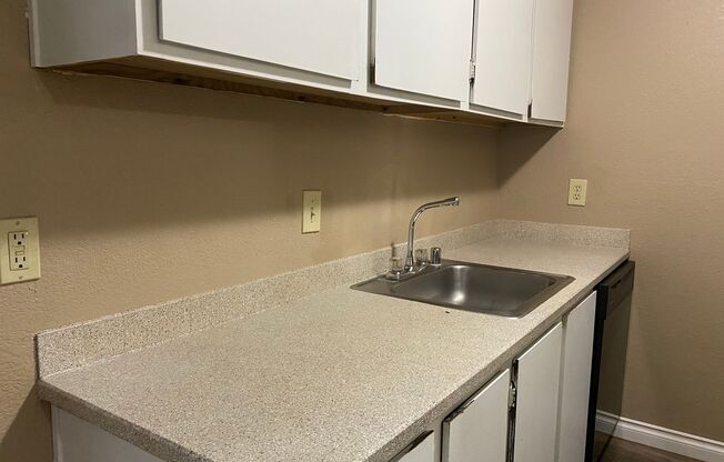 3 beds, 2 baths, 643 sqft, $2,000, Unit A206