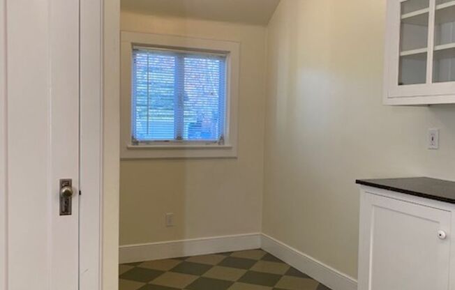 2 beds, 1 bath, $2,975