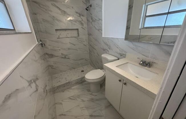 555 S Luna Ct Hollywood, FL 33021