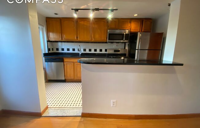 2 beds, 1 bath, $3,400, Unit 4