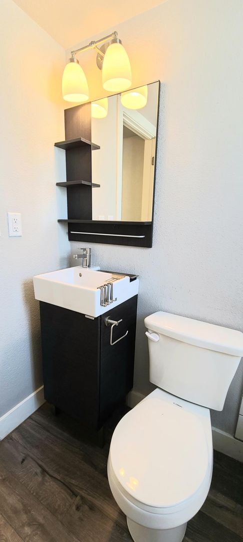 1 bed, 1 bath, 560 sqft, $1,245, Unit 33
