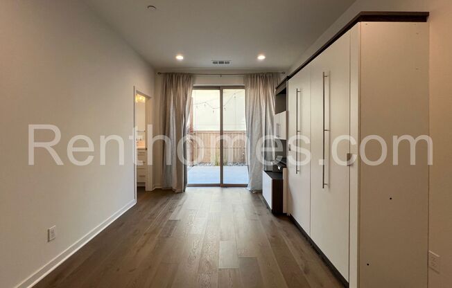 Del Sur, 15113 Lincoln Loop, Wood Floors, Granite Counters, Loft, Den / Office and an Attached 2 Car Garage with Opener.