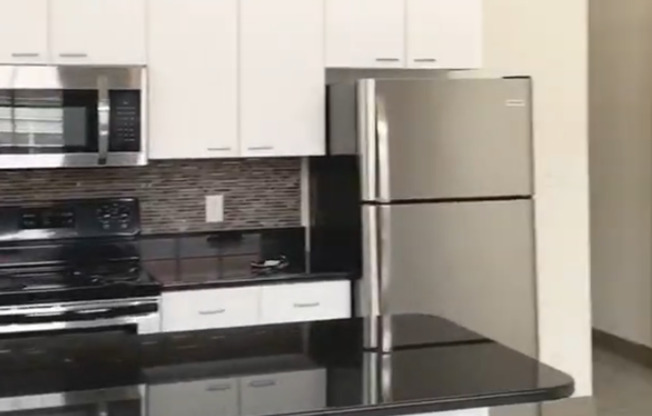 1 bed, 1 bath, 690 sqft, $1,350, Unit 221