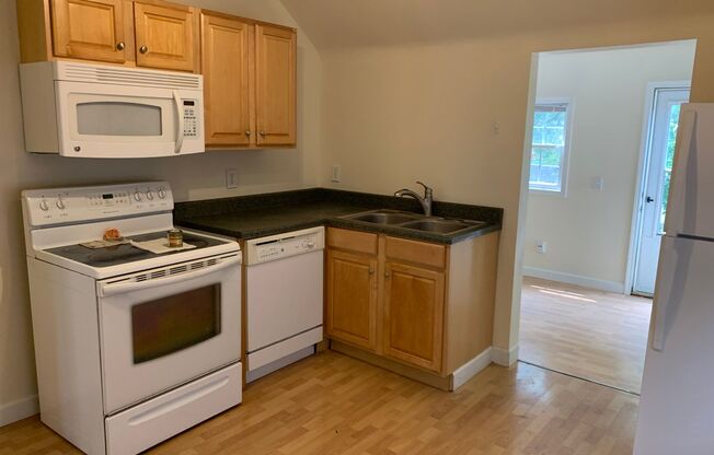 2 beds, 1 bath, 800 sqft, $1,000, Unit 505 1/2