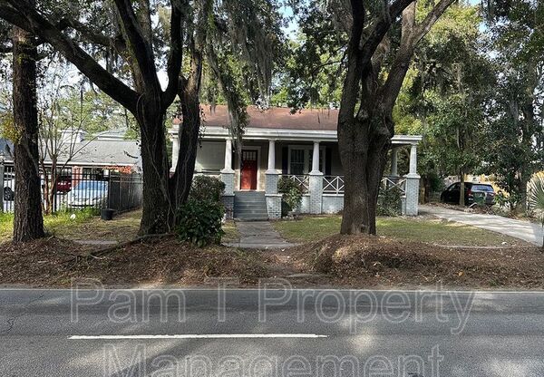 1112 E VICTORY DR