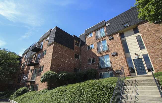 This is a picture of a building exterior at Romaine Court Apartments in Cincinnati, OH.