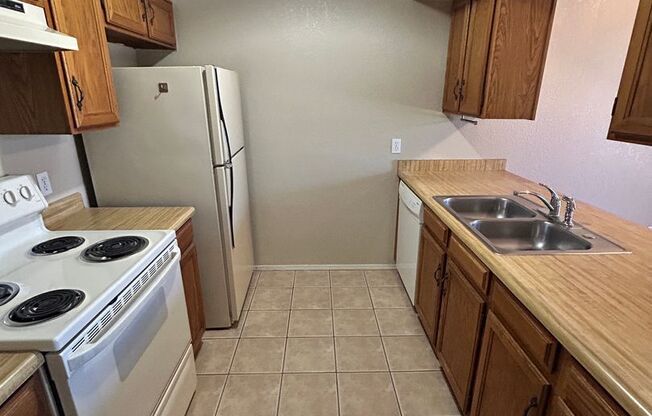 *NEW* Custom Paint, Fully Enclosed Backyard 2 bed/1 bath Glendale *Single* Level Duplex!