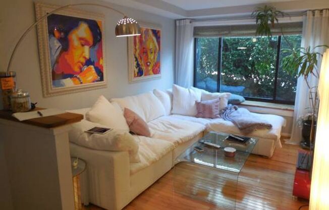 $1,995 / 2br - 750ft2 - Glover Park 2 Bedroom 1 Bath Central Air, Nice Kitchen + two car pkg! (2610 Tunlaw Road NW #1 Washington, DC)