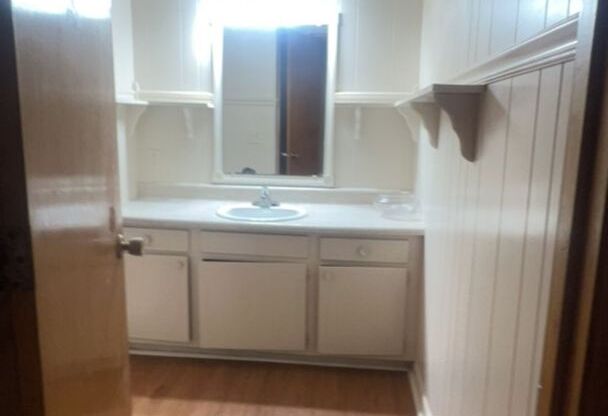 2 beds, 1 bath, 950 sqft, $1,085, Unit F18 Manor