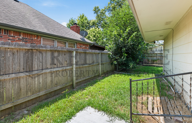 2203 S LORI LN