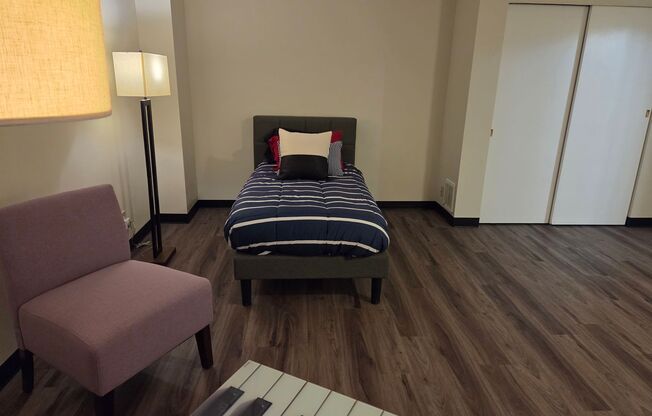 Studio, 1 bath, 370 sqft, $1,190, Unit 502