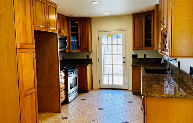 2/1 Townhome with 2 car attached garage & AC for Rent in La Palma!