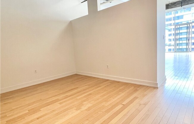 1 bed, 1 bath, 800 sqft, $2,700