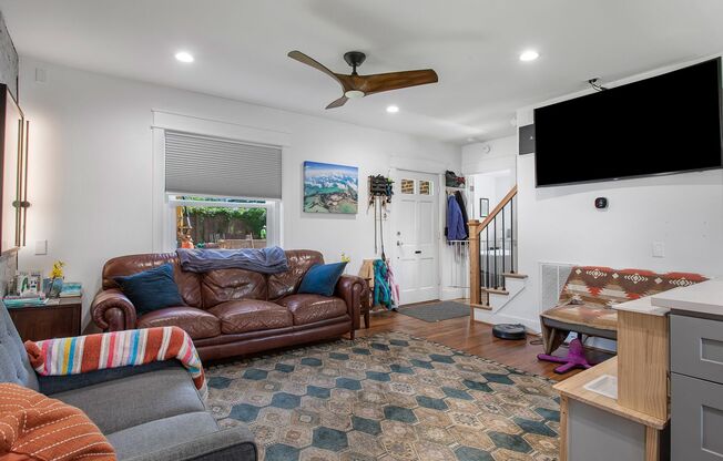 Spacious 4 Bed / 2.5 Bath home - AVAILABLE IN AUGUST!