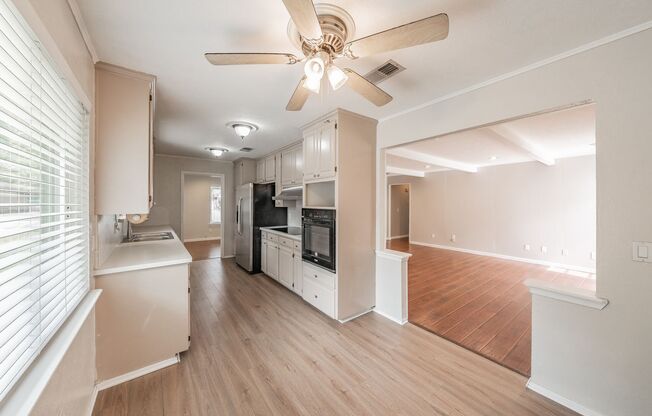 Bright, clean & open concept 3/2/2 home Plano - 1300 Potomac Drive, Plano TX 75075