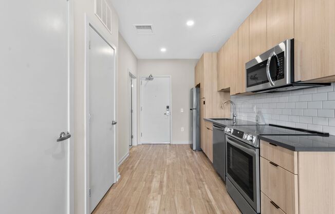 Studio, 1 bath, 548 sqft, $1,880, Unit 711