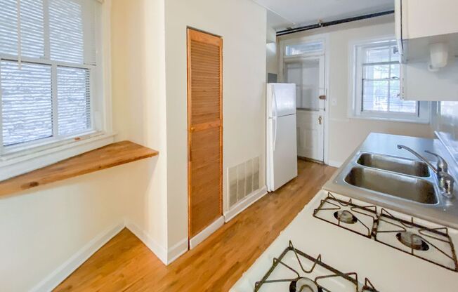 2 beds, 1 bath, 810 sqft, $2,450, Unit 1208WR-G