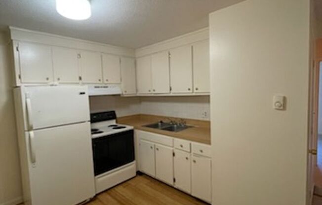 2br-Clean unit at Madison Arms