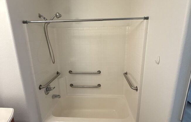 2 beds, 2 baths, $1,450, Unit # 2612