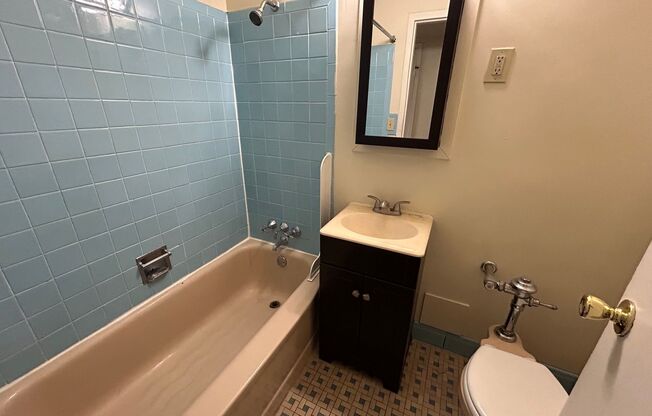 1 bed, 1 bath, $995, Unit 812