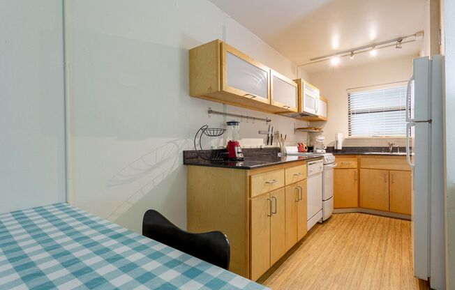 2 beds, 1 bath, $895, Unit 2 BR 1BA