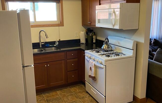 2 beds, 1 bath, $1,400, Unit 202